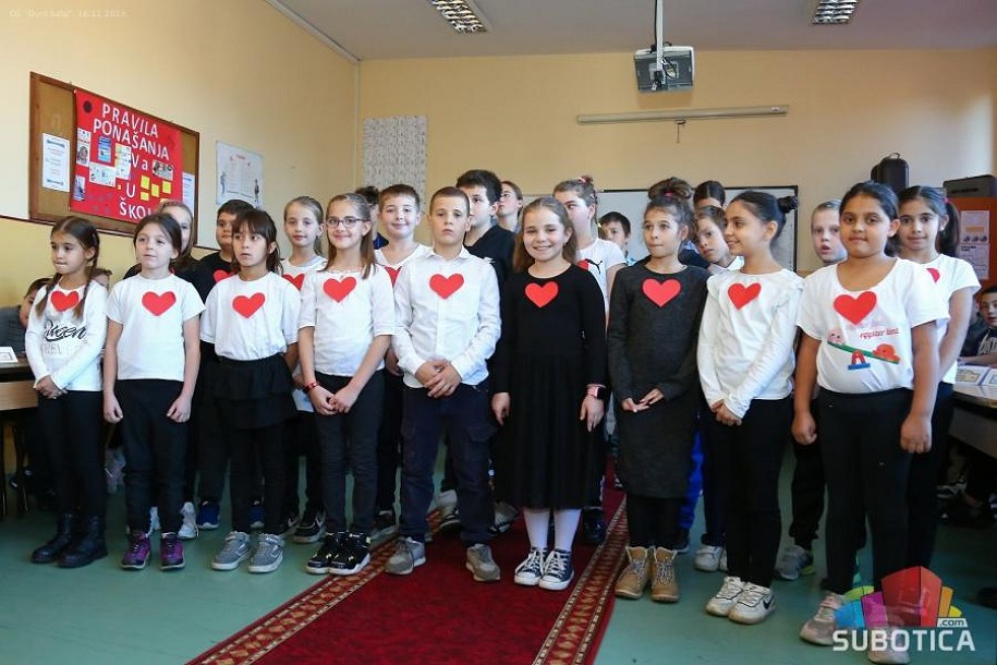 Deca-ministri zasedali na Skupštini i usvojili "pakete mera" protiv vršnjačkog nasilja