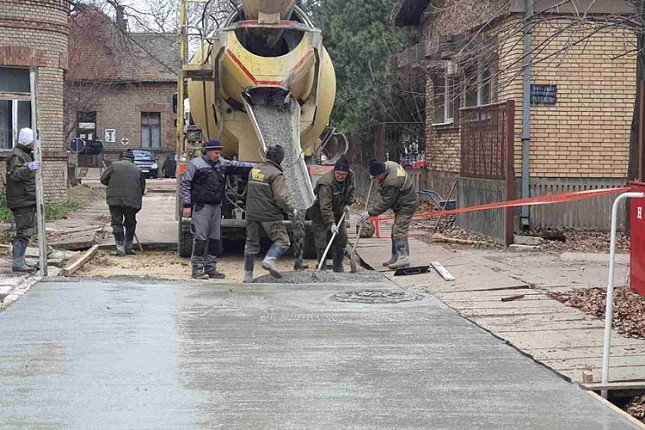 Izvršeno saniranje asfalta i trotoara u krugu Opšte bolnice