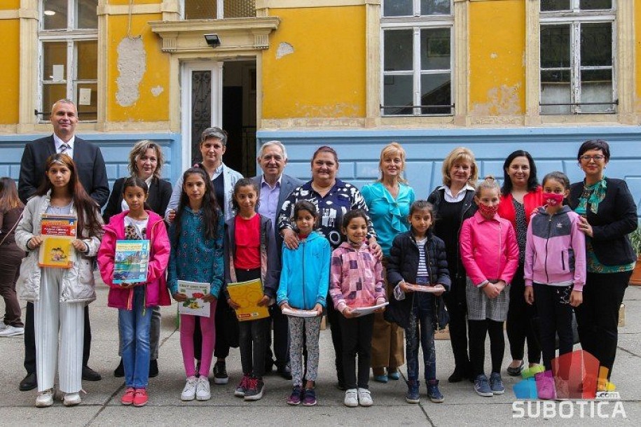 Podeljeni udžbenici đacima iz socijalno ugroženih porodica