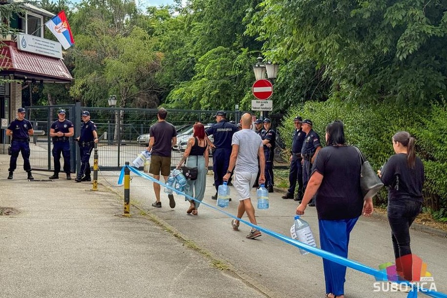 Protest ispred vodovoda: "Voda je pravo, a ne luksuz"