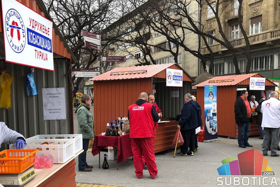 Predstavnici turijske „Kobasicijade“ uručili donaciju Crvenom krstu Subotica