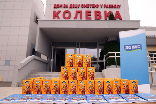 "Mlekara" štićenicima "Kolevke" donirala mlečne pakete i školsku opremu