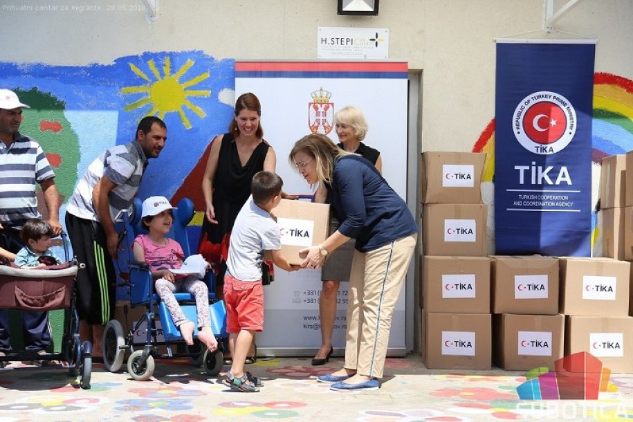 Podeljeni ramazanski paketi izbeglicama i migrantima u Prihvatnom centru