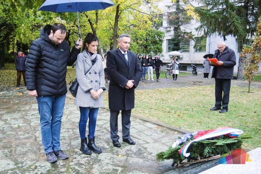 Obeležena godišnjica stradanja mladih kraj spomenika „Balada vešanih“