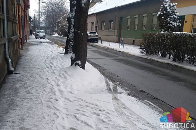 Čišćenje snega sa trotoara obaveza i građana