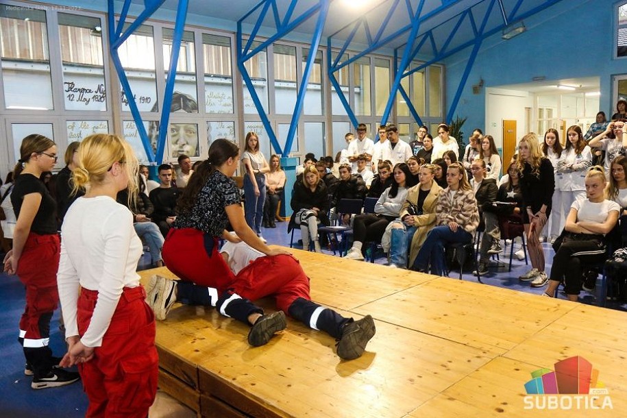 Učenici Medicinske škole održali javni čas pružanja prve pomoći