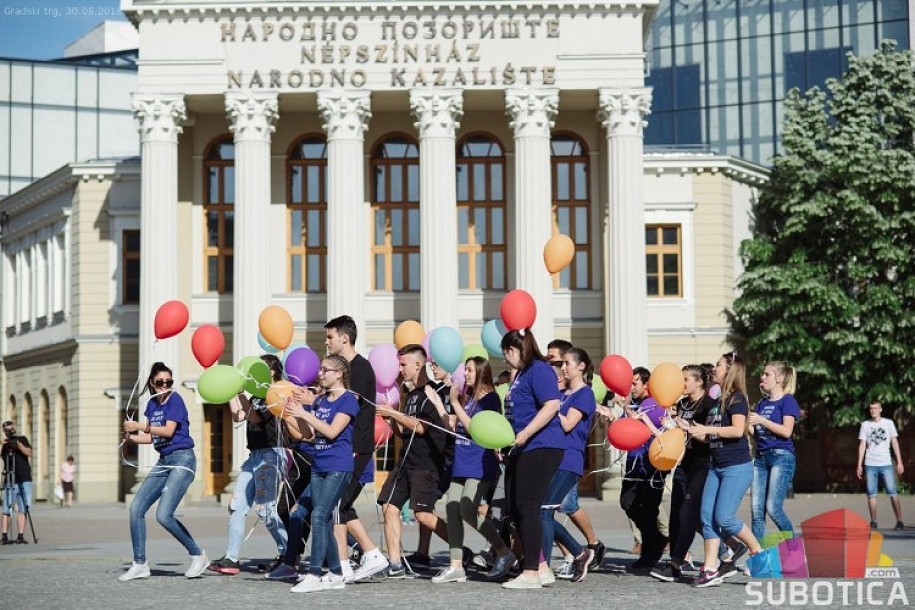 Maturanti zaplesali na Trgu slobode
