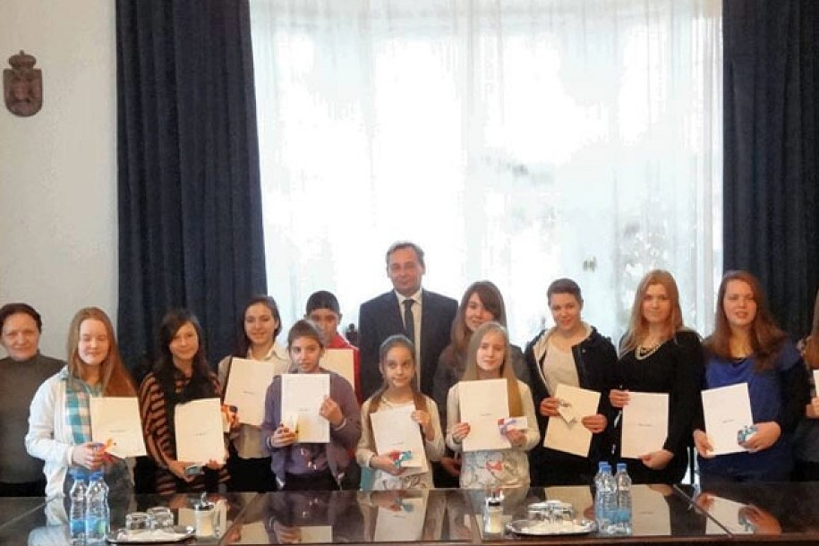 Prijem za učenike nagrađene na likovnom konkursu u Nju Delhiju