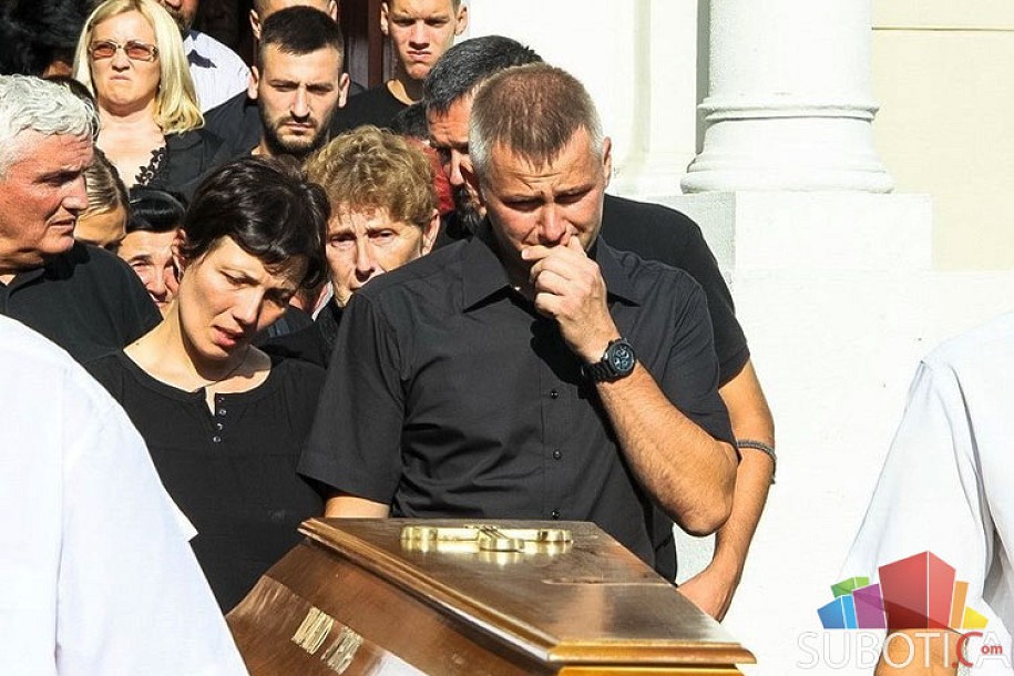 Najtužnija povorka: Hiljade ljudi ispratilo Tijanu na poslednji počinak