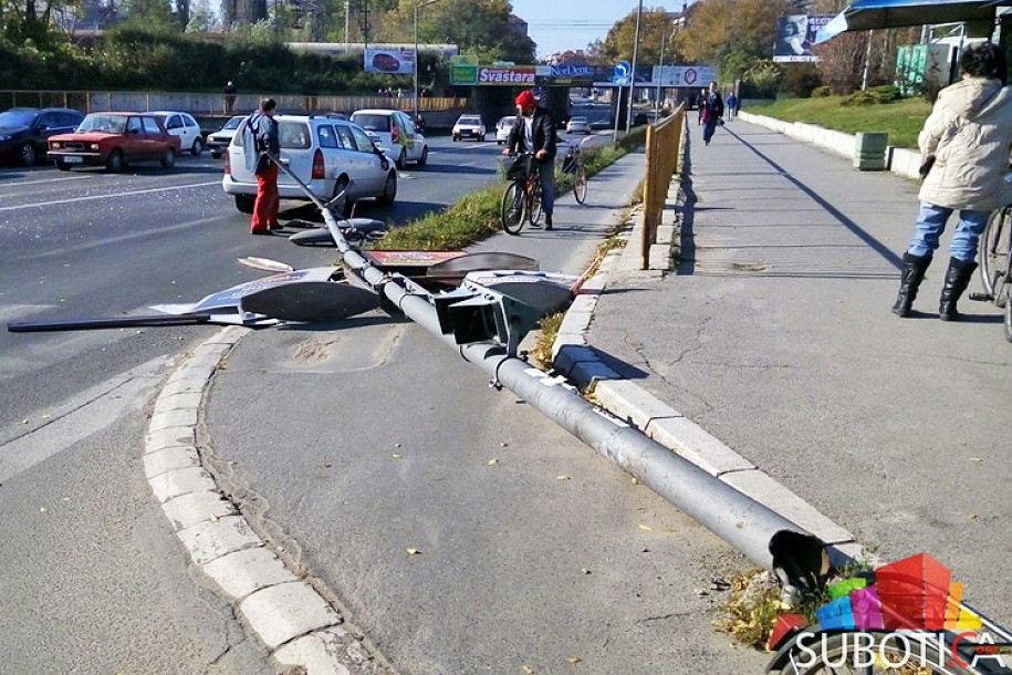 Više uzroka za rušenje stuba javne rasvete