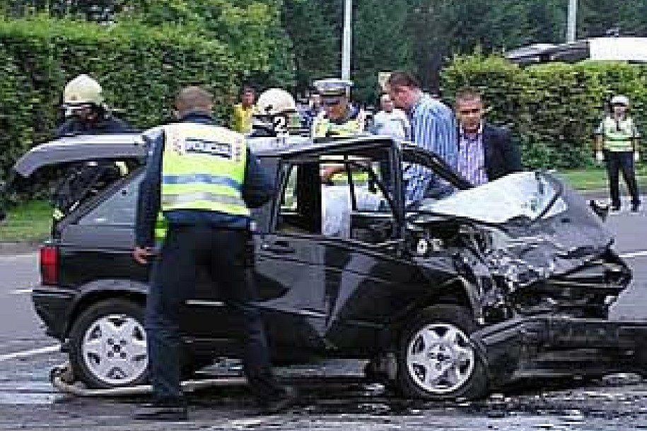 Stradala na prelazu, nakon sudara dva automobila