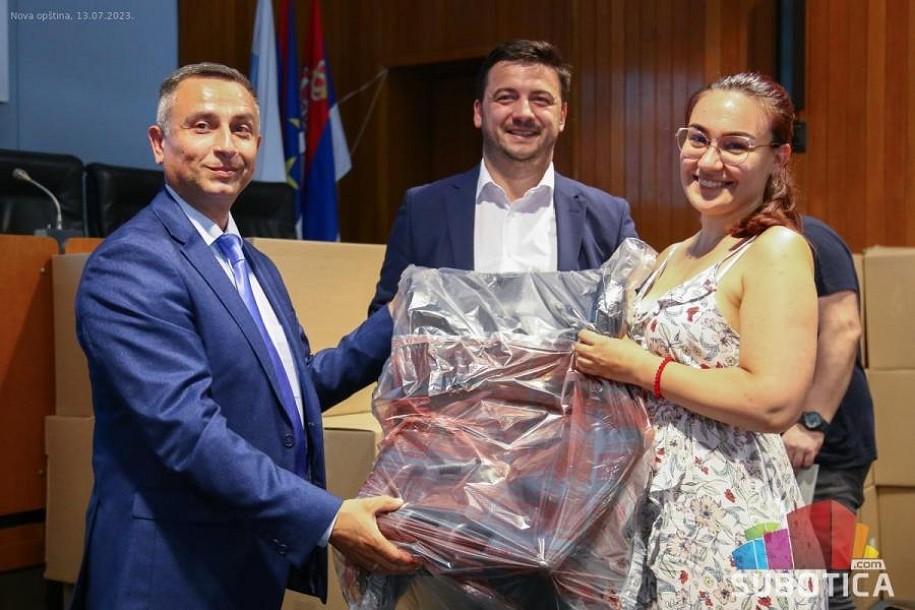 Savet za bezbednost saobraćaja podelio 90 autosedišta za bebe