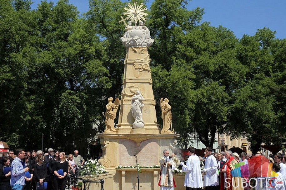 Otkriven spomenik Svetog Trojstva