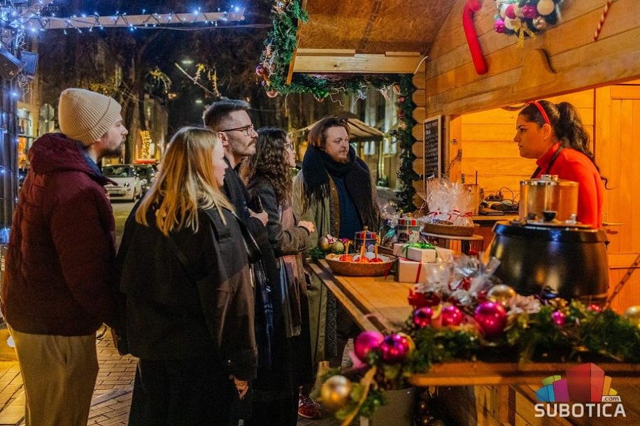 Božićna market-kućica "Mali trg" - mesto za trenutke uživanja