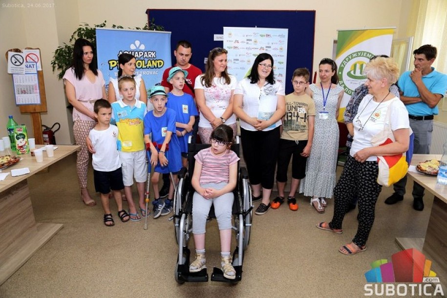 Devetogodišnja Emeše Varga dobila invalidska kolica