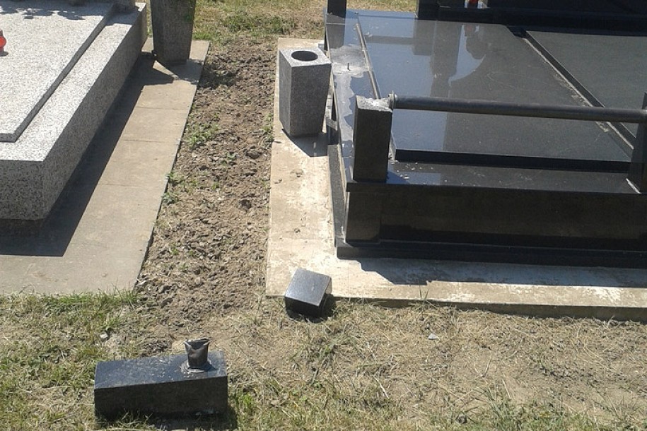 Vandali uništavaju spomenik