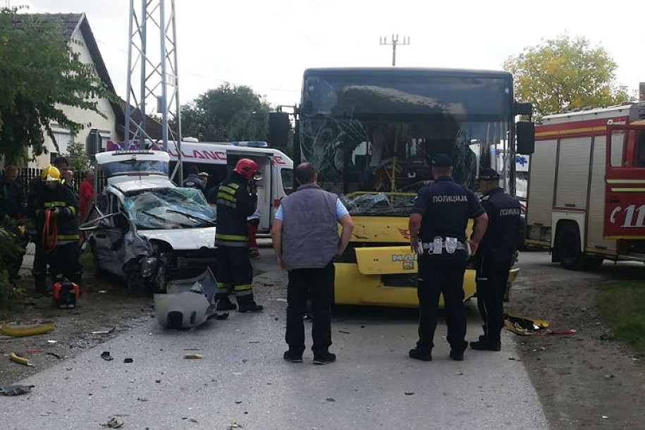 Saobraćajna nezgoda u Srpskom šoru između automobila i autobusa, više povređenih