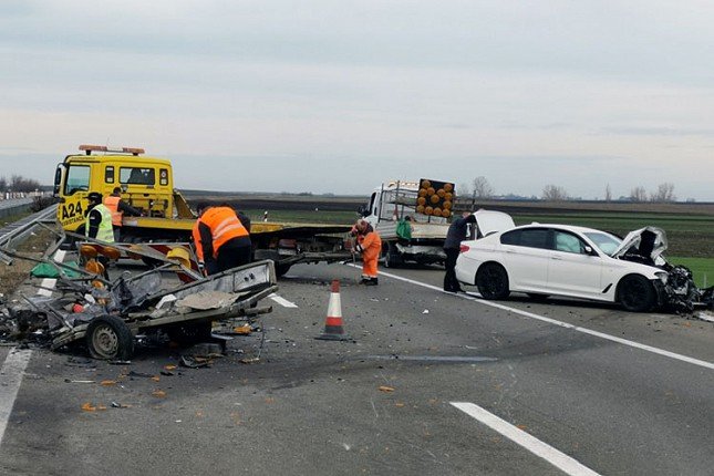 Automobil naleteo na "putare" na auto-putu, šestoro povređenih, nakon dva časa normalizovan saobraćaj