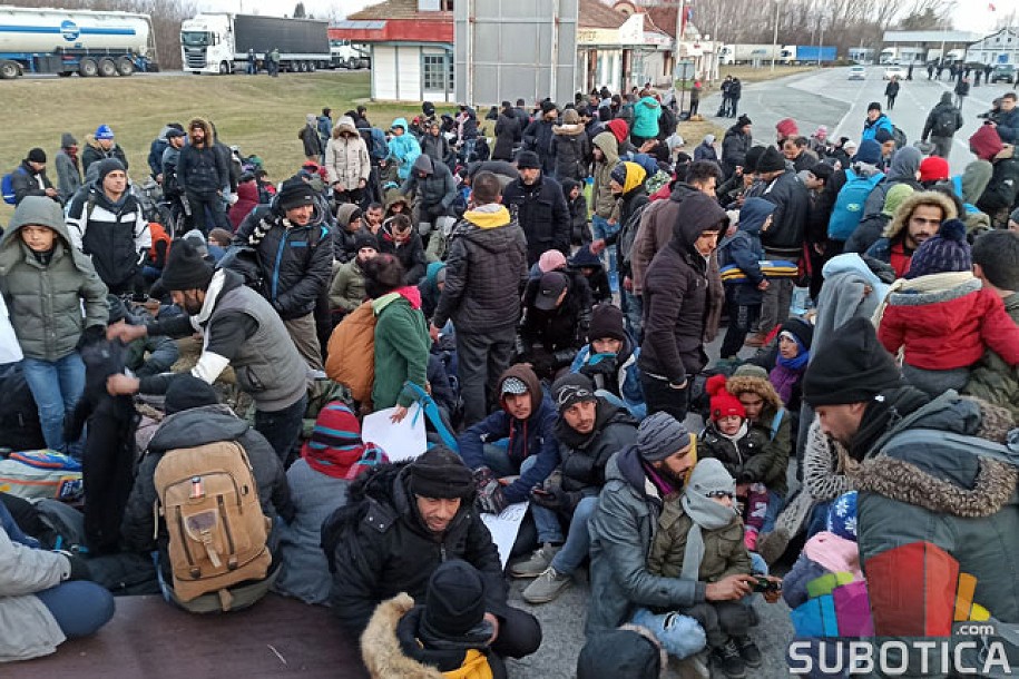 Nekoliko stotina migranata protestovalo na Kelebiji, prelaz obišao ministar Vulin