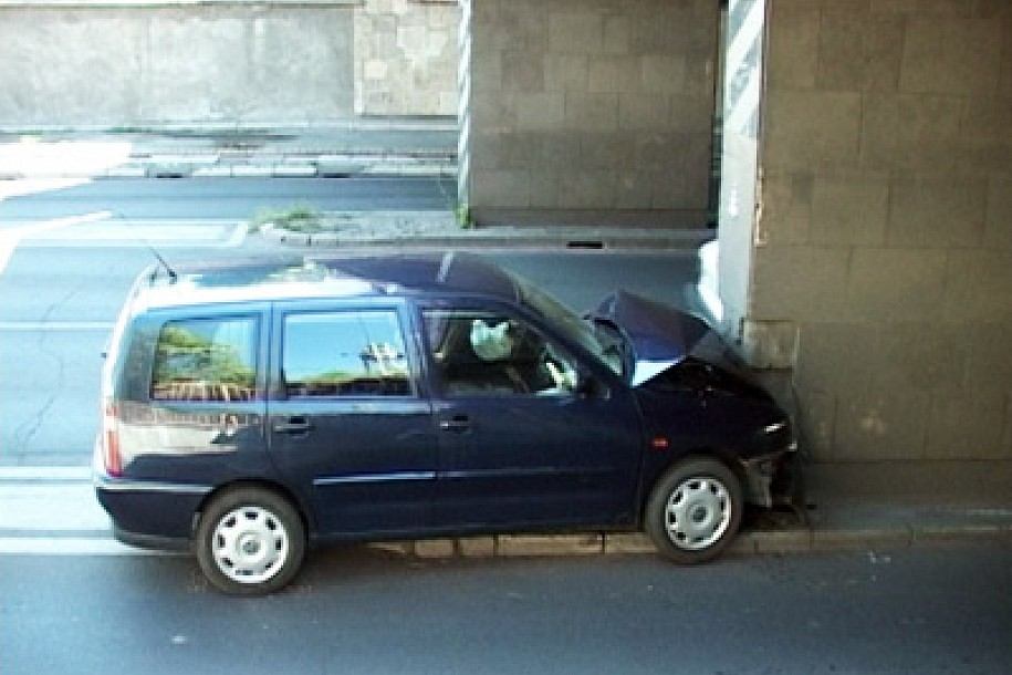 Naleteo automobilom na stub