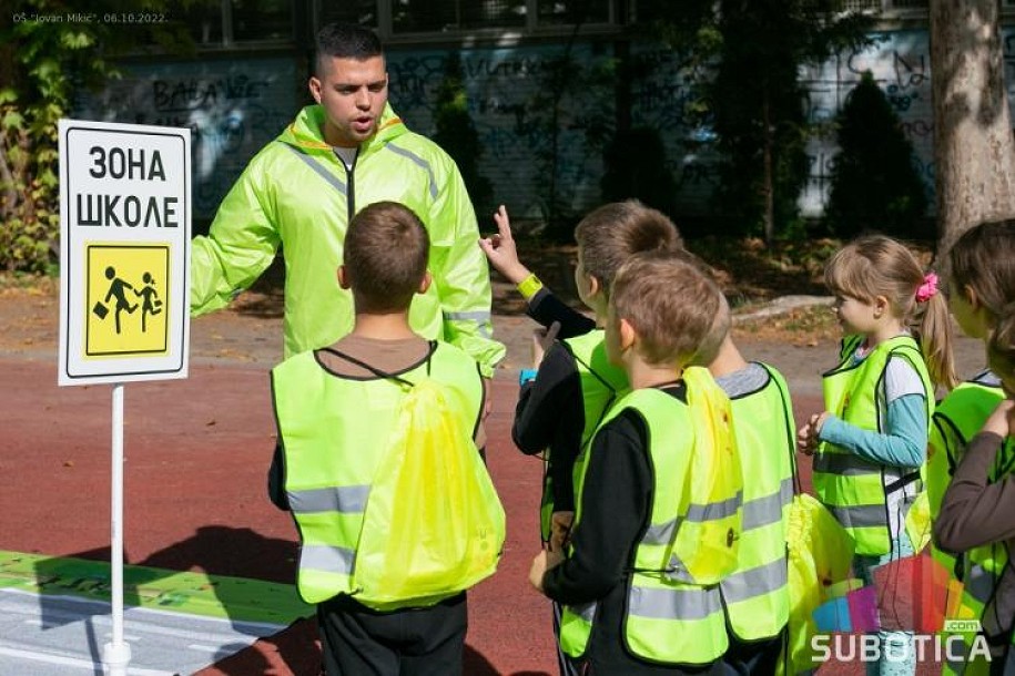 Edukacija i saobraćajni poligon za prvačiće - najmlađi učili o bezbednom učestvovanju u saobraćaju