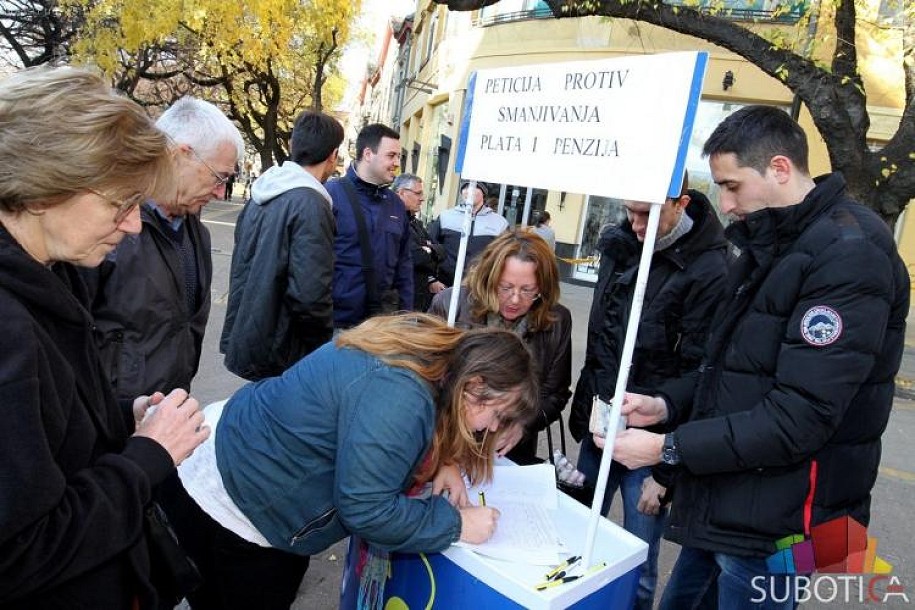 DS prikupljao potpise za Peticiju za ukidanje zakona kojim su smanjene plate i penzije