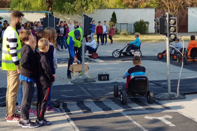 Mobilni saobraćajni poligon za osnovce od prvog do četvrtog razreda