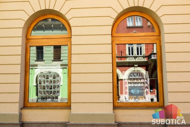 Tabloi subotičkih maturanata ukrasili Narodno pozorište