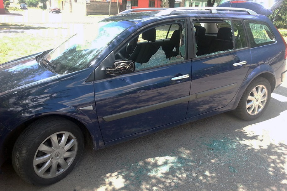 Maloletnik osumnjičen za demoliranje automobila profesorice