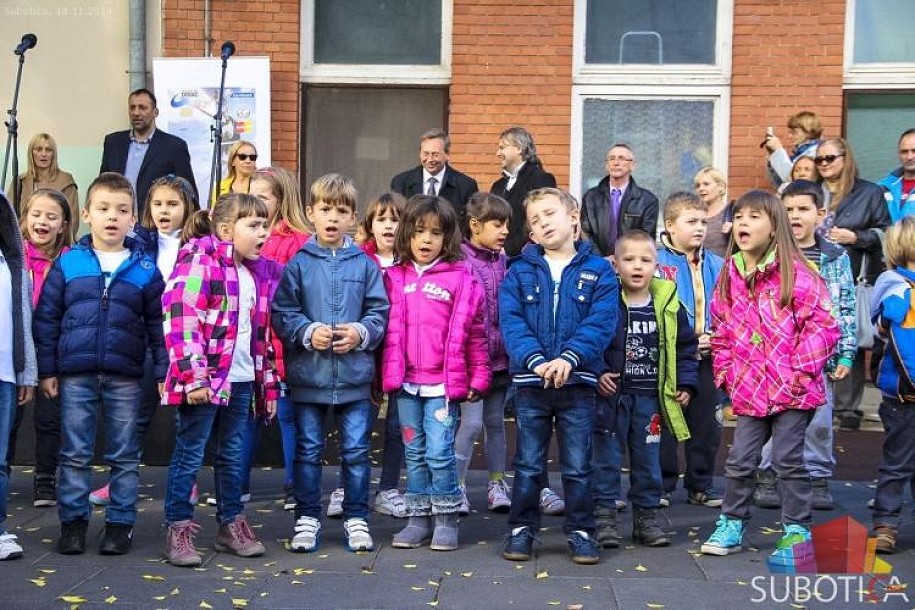Fondacija "Divac" pomogla opremanje dečjeg igrališta u vrtiću "Lastavica"