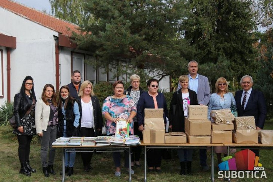 Đaci romske nacionalnosti dobili besplatne udžbenike