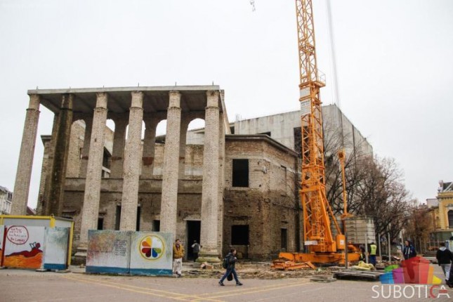 Uklanja se oslikana ograda oko gradilišta zgrade Narodnog pozorišta