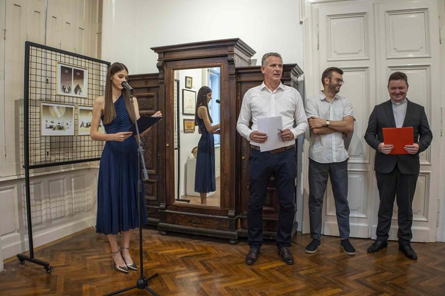Otvorena izložba u Galeriji „dr Vinko Perčić“ – vizuelna priča o identitetu i tradiciji