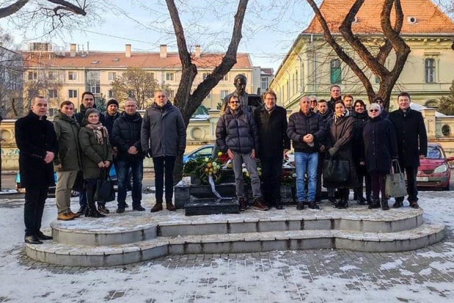 Polaganjem venaca na spomenik biskupa Antunovića počela manifestacija hrvatske zajednice