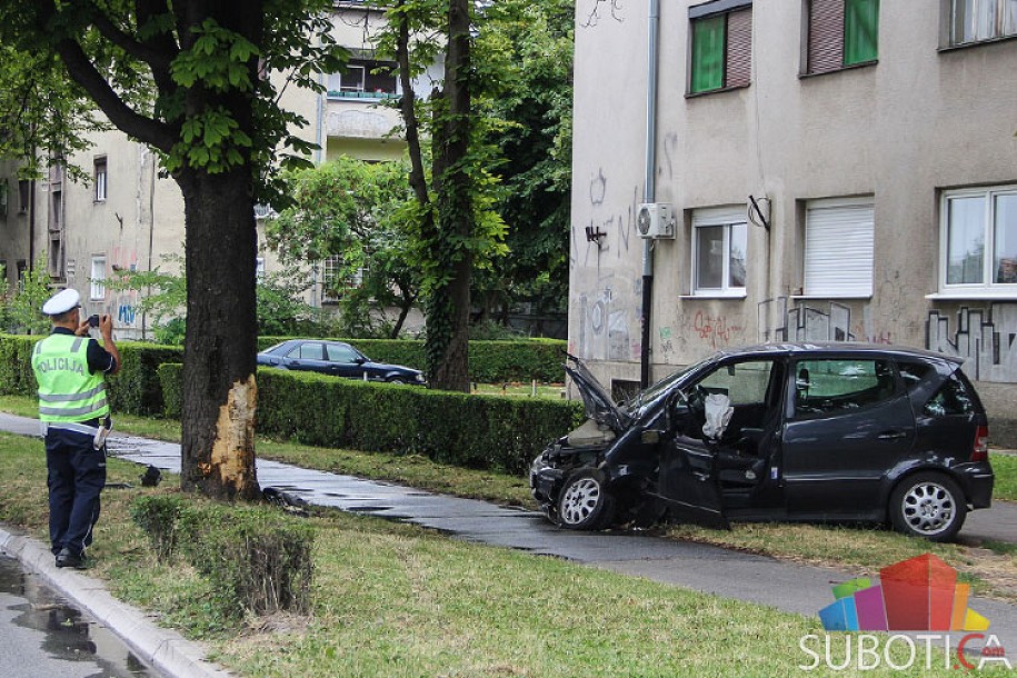 Izgubio kontrolu nad vozilom i udario u drvo