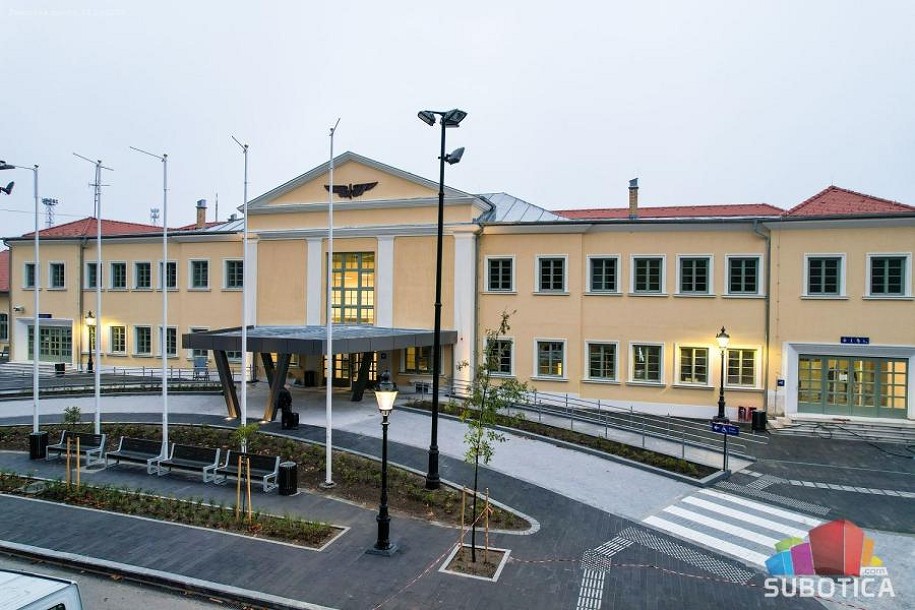 Predsednik Srbije Vučić obilazi radove na modernizaciji brze pruge i rekonstrukciji Železničke stanice u Subotici