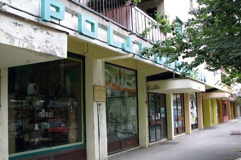 Cela firma dva radnika