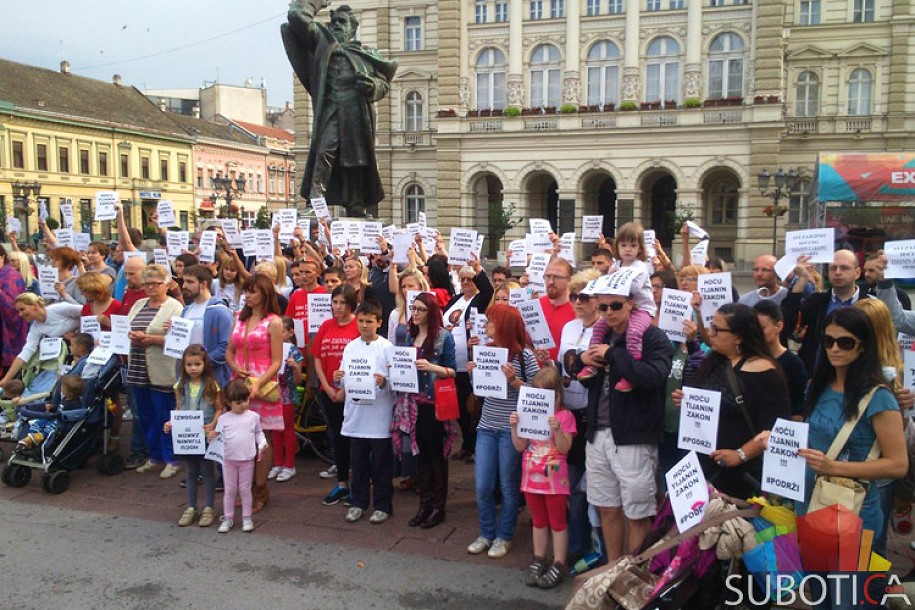 Novosađani potpisima i trominutnom tišinom podržali "Tijanin zakon"