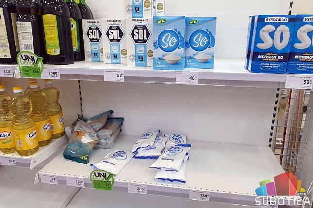 Ni u subotičkim marketima nema šećera u pakovanjima od kilogram, Vlada najavljuje rešenje