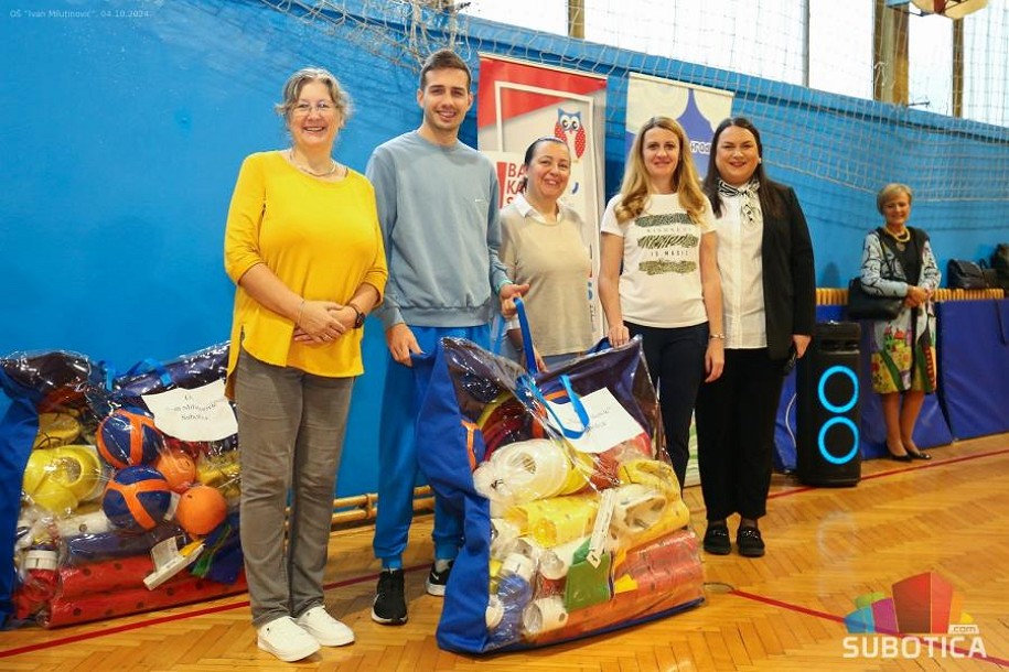 U okviru projekta "Sportom do prijateljstva" šest škola dobilo paket rekvizita za fizičko
