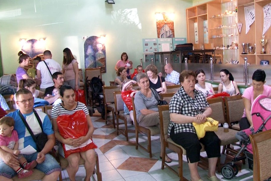 Crveni krst dodelio poklone bebama