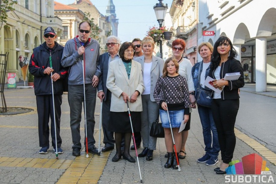 Obratite pažnju na beli štap!