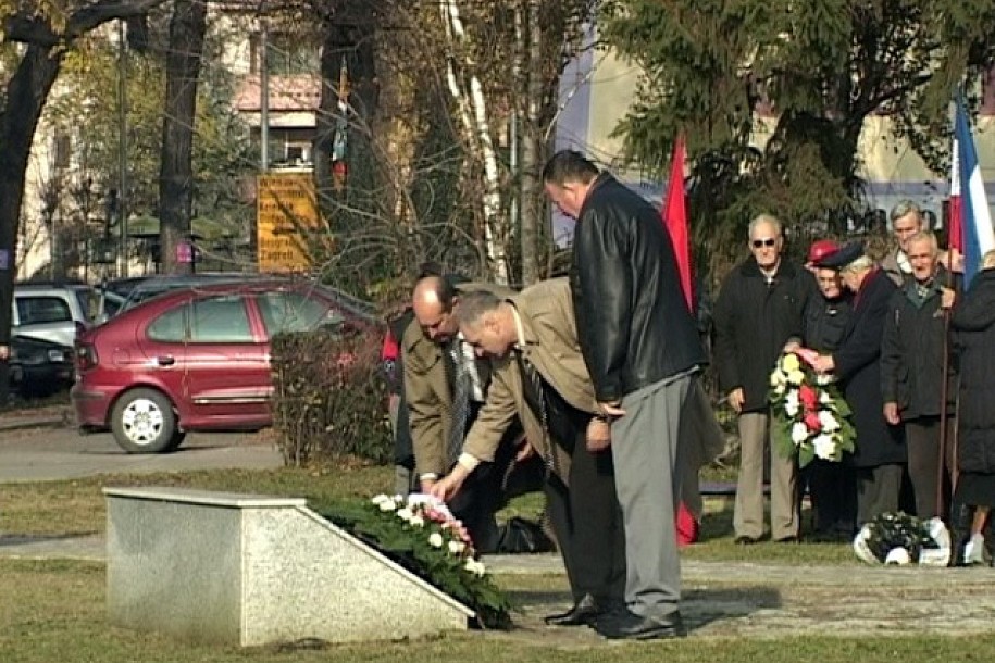 Položeni venci na spomenik "Balada vešanih"