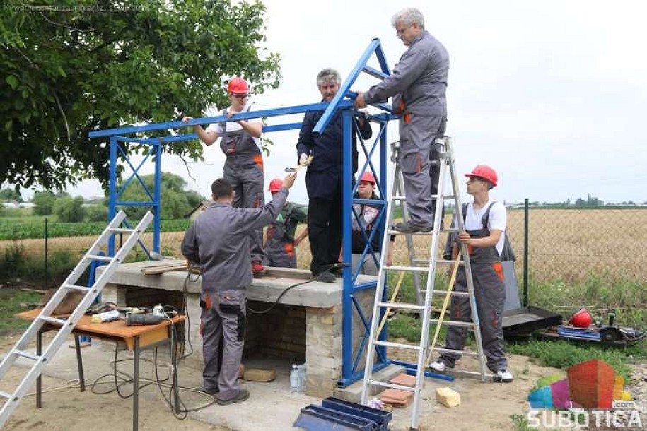 Učenici Politehničke škole grade letnju kuhinju za migrante