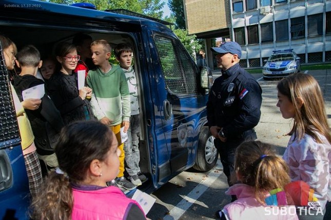 Policijski službenici ugostili đake OŠ "Jovan Mikić"