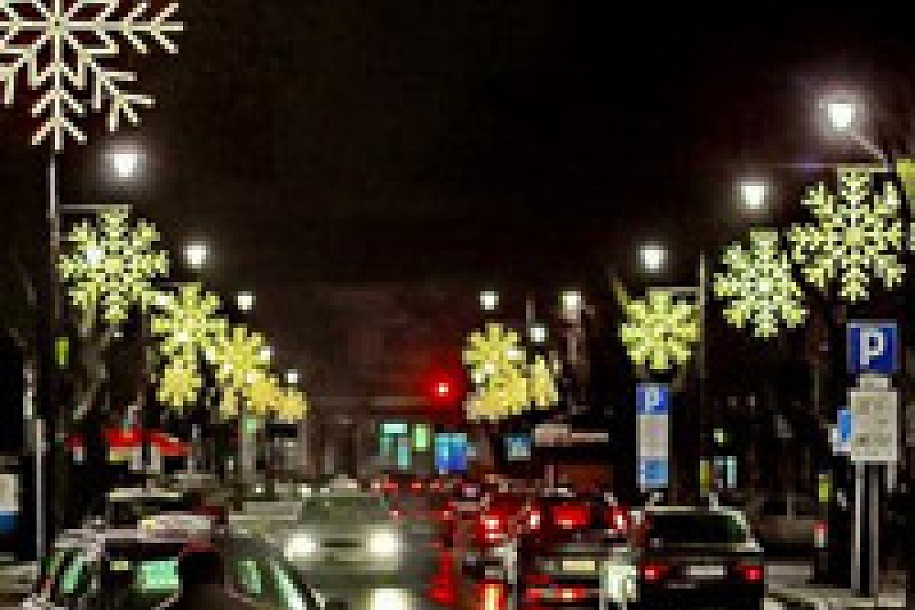 Počelo dekorativno božićno - novogodišnje ukrašavanje grada