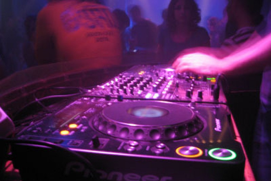 DJ 3000 u klubu "The Code"