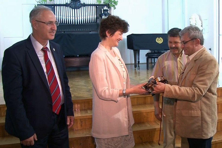 Muzičkoj školi uručena violina iz Rumunije