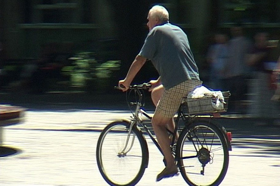 Biciklisti u pešačkoj zoni ugrožavaju bezbednost dece