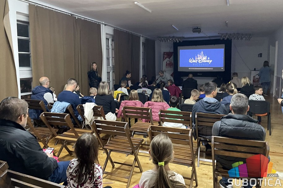 Roditelji i mališani pokazali veliko srce - na humanitarnoj projekciji prikupljeno skoro 18.000 dinara